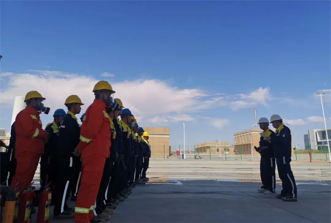 在模擬中掌握技能，在演練中提升自我——哈密巨融能源組織開展消防滅火應急演練活動