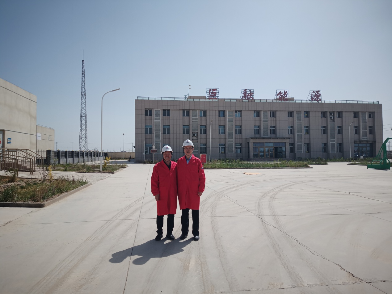 20240923215641.png 巨融能源副總裁與前來考察減排項目的德國馬博油氣公司亞太和北美區(qū)總裁關(guān)潯先生在巴州巨融工廠合影.png